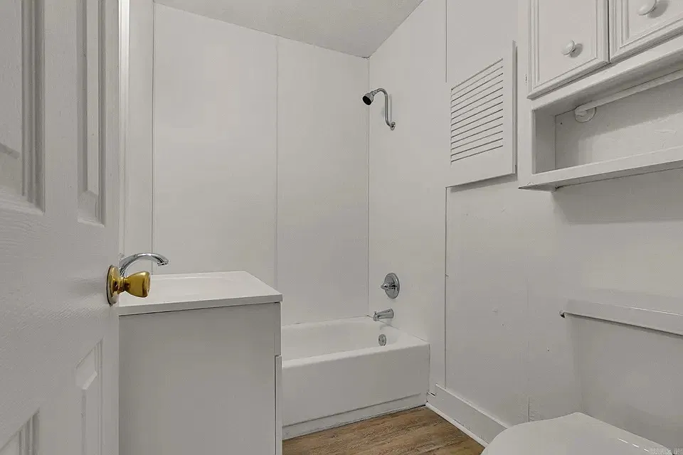 3 bed, 1.5 bath, 1100 sqft, $1,100 — Photo 3