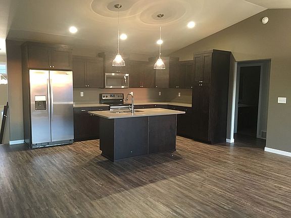 5th image of 744 Albert Dr W
