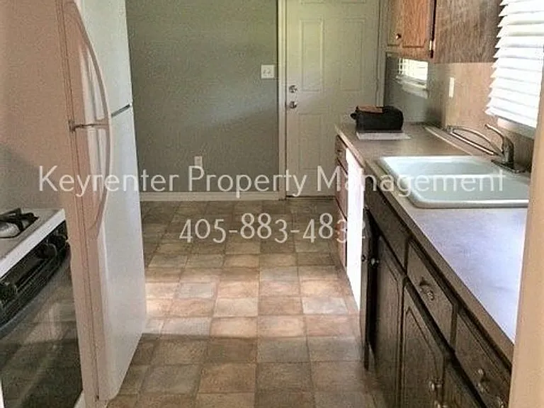 1520 Rowena Ln — Photo 4