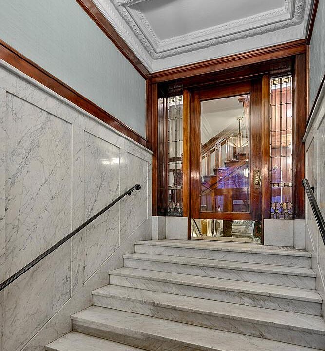1st image of 453 W Fullerton Pkwy #1EE