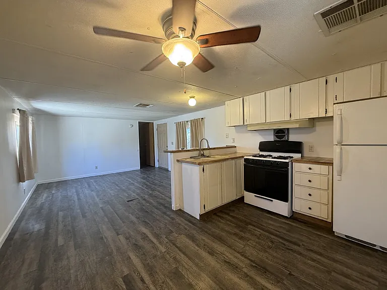 2111 Santa Cruz Ave — Photo 14