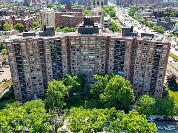 61-20 Grand Central Parkway image 1 of 11