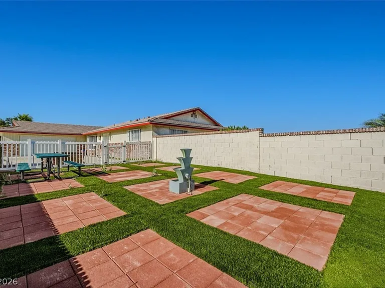 6760 W Oakey Blvd — Photo 4