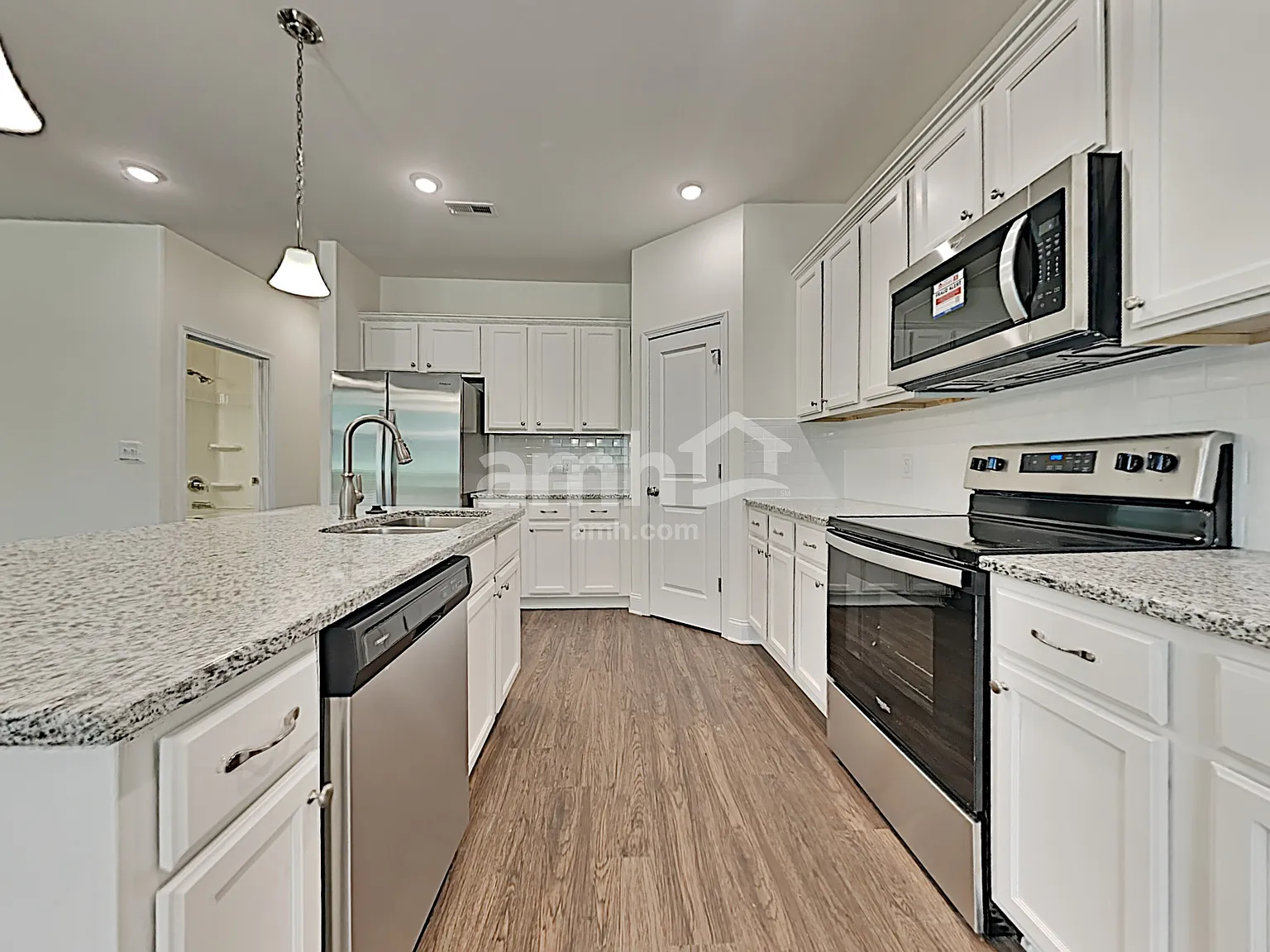 5 bed, 3.0 bath, 2372 sqft, $2,555 — Photo 4