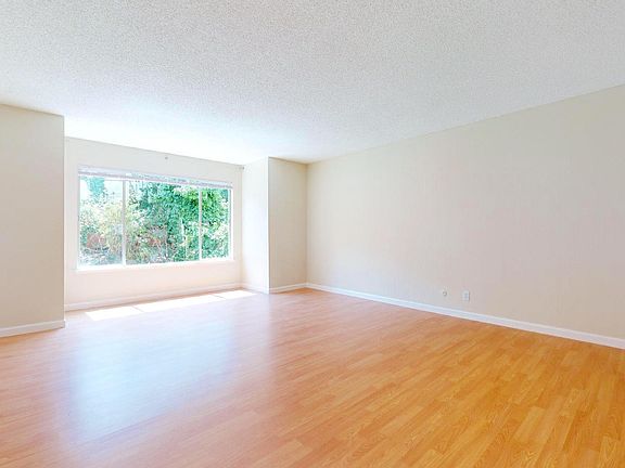 3rd image of 1560 Geneva Ave #4