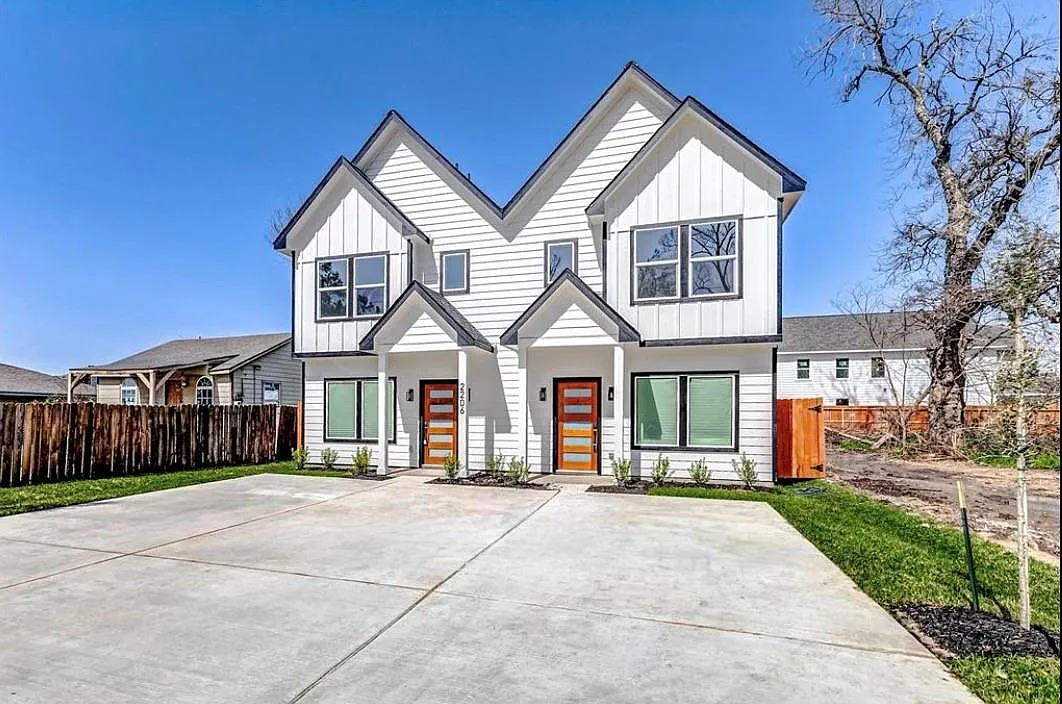 3 bed, 2.5 bath, 2819 sqft, $1,950 — Photo 1