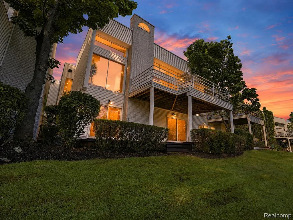 3 bed, 5.0 bath, 5130 sqft, $8,750 — Photo 3