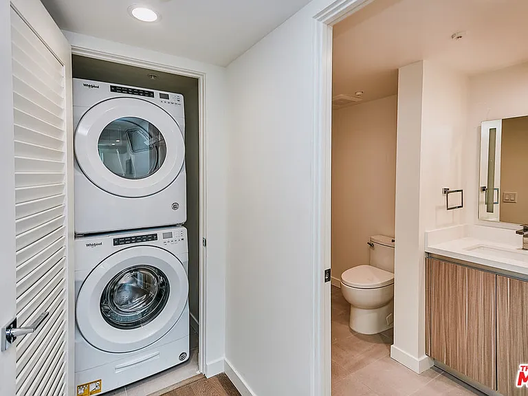 328 N Maple Dr #303 — Photo 7
