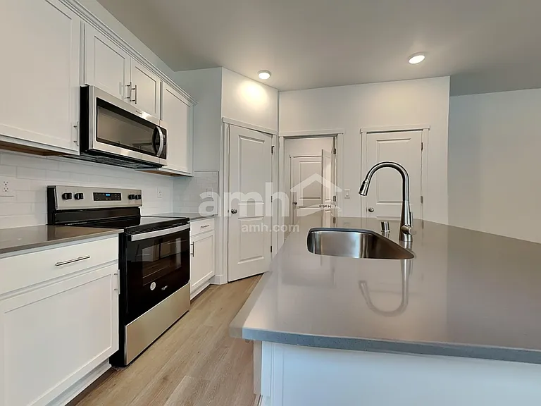 7718 Selah St SW — Photo 3