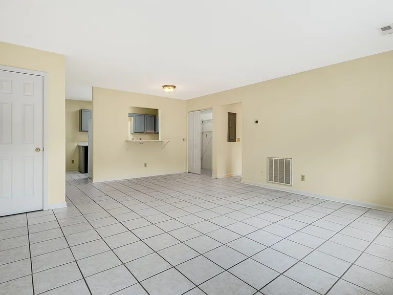 Mount Clare Avenue Apartments — Photo 3