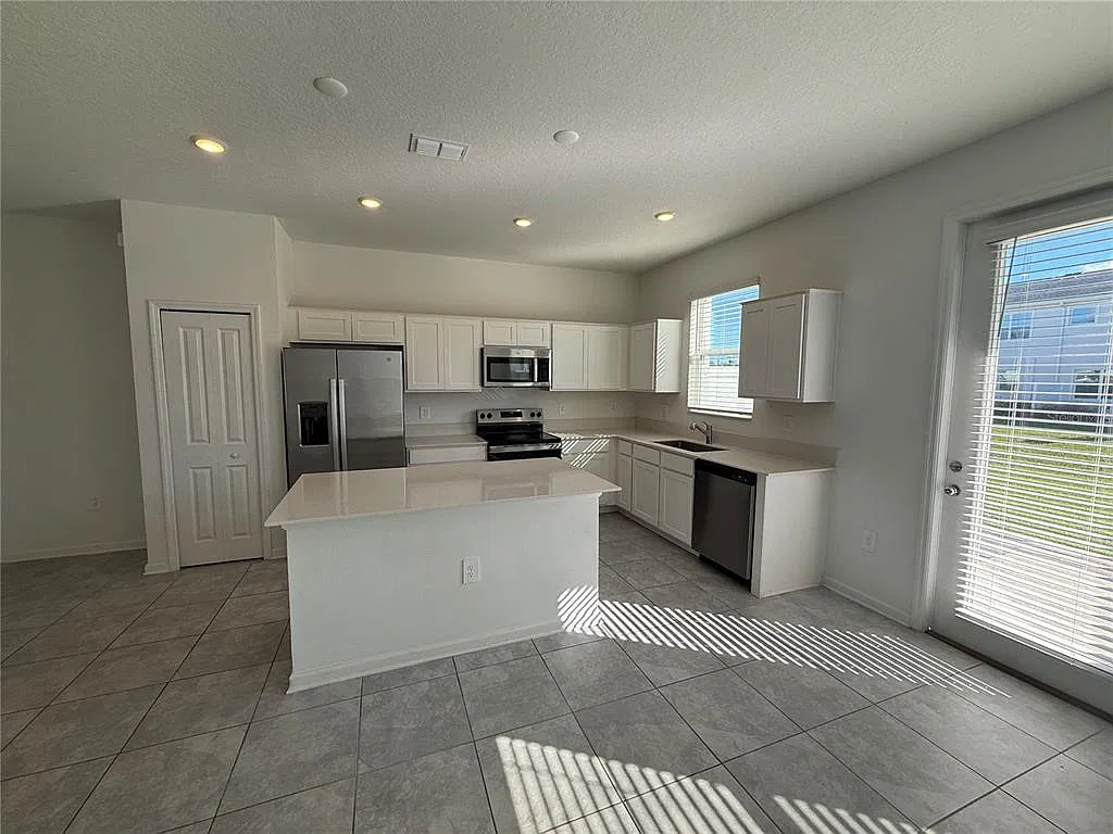 3 bed, 3.5 bath, 1864 sqft, $2,350 — Photo 4