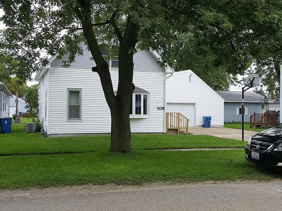 Front of house. Has concrete drive/patio area.
