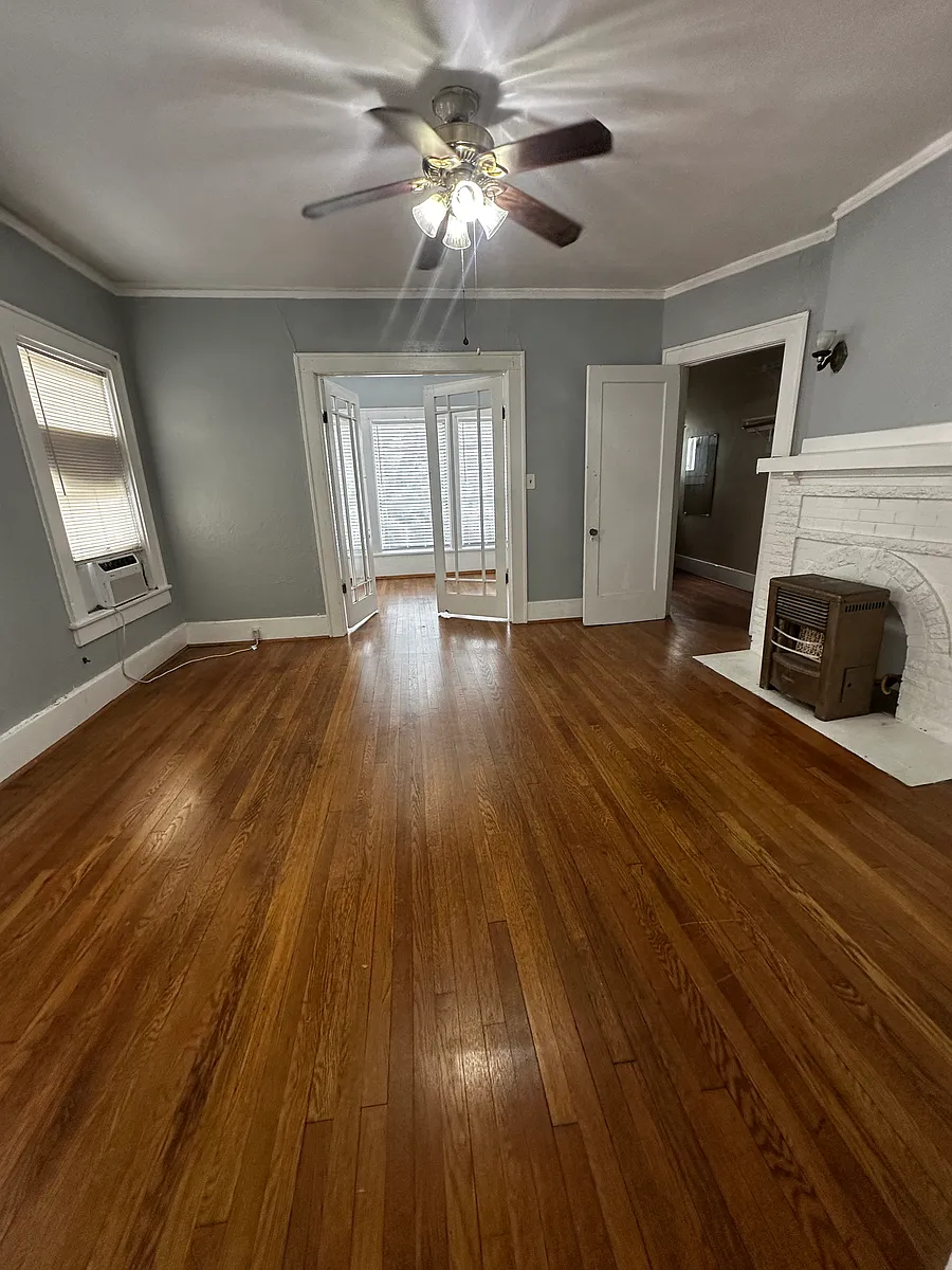 Photo 1 of 10 - 107 S Edgefield Ave #A - Dallas, TX Primary Photo - 107 S Edgefield Ave #A