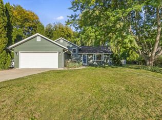 422 Cheshire Ln, Pewaukee, WI 53072