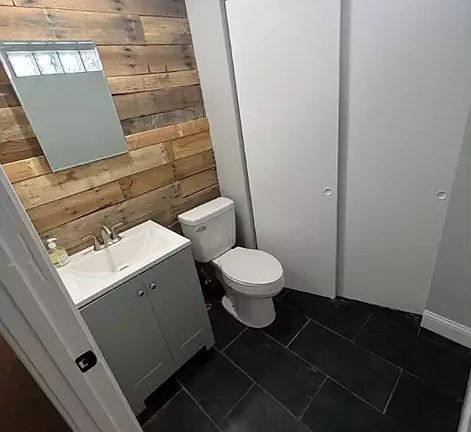 4th image of 129 E 9th St