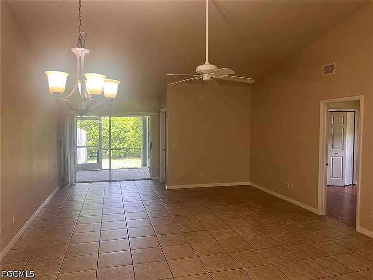 4618 SW 7th Pl — Photo 4