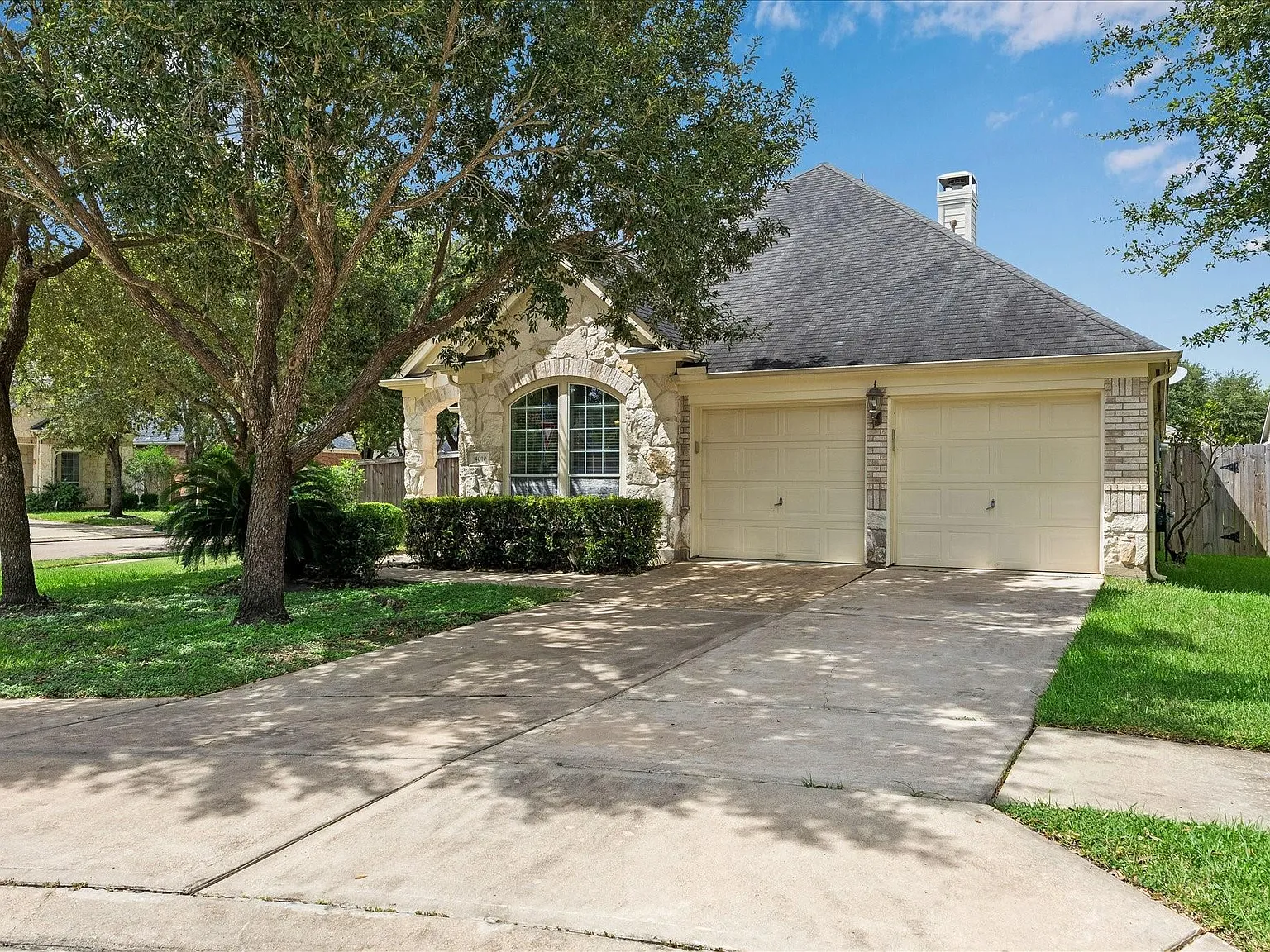 3 bed, 2.0 bath, 2406 sqft, $2,600 — Photo 2
