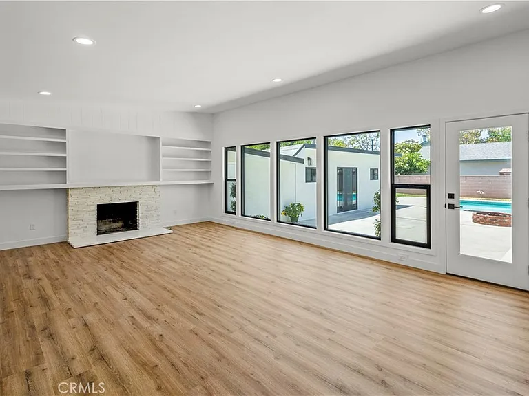 9519 La Reina Ave — Photo 9