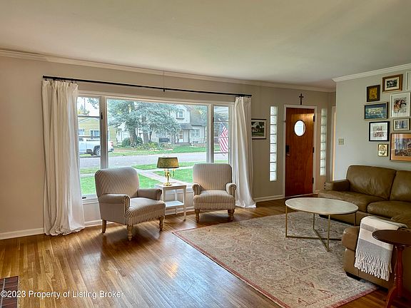 4th image of 238 6th Ave W