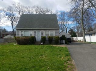 10 Tallwood Dr, Shirley, NY 11967