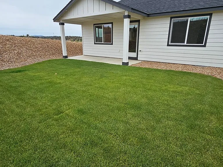551 SE Polaris St — Photo 8
