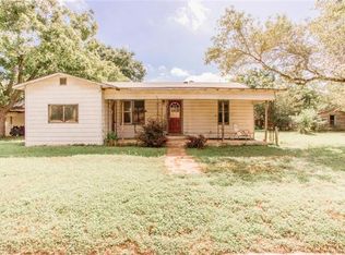 324 Ivy Ave, Luling, TX 78648