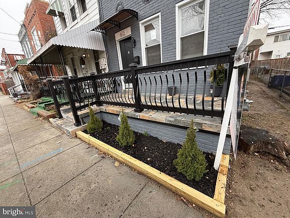 4th image of 613 Roxboro Pl NW