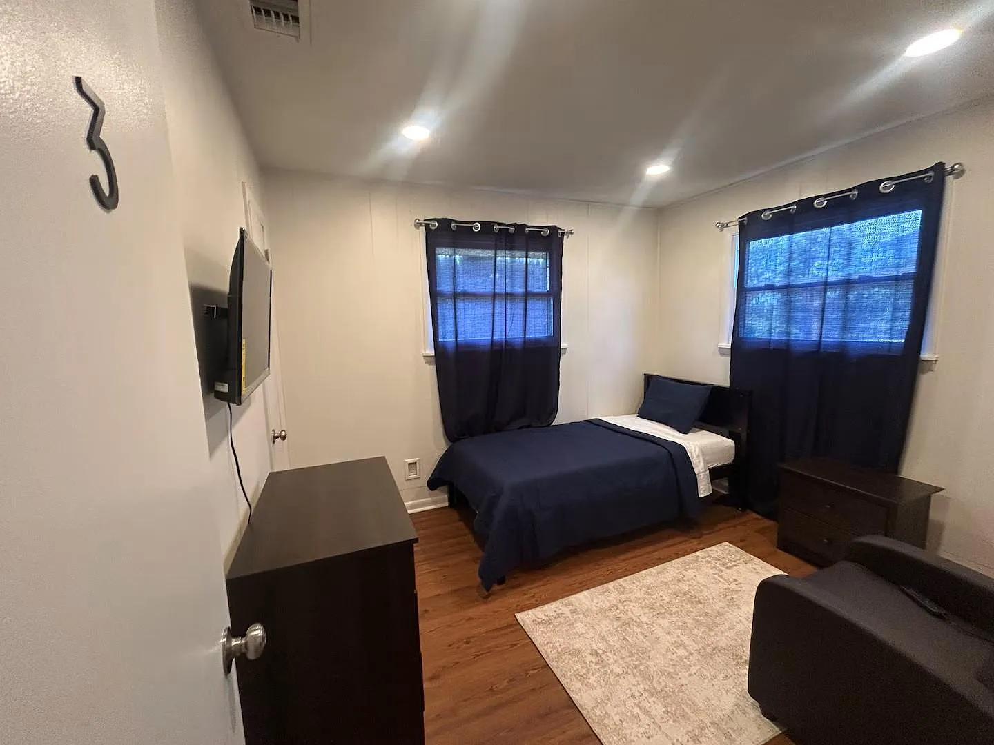 3 bed, 1.0 bath, 7797 sqft, $741 — Photo 1