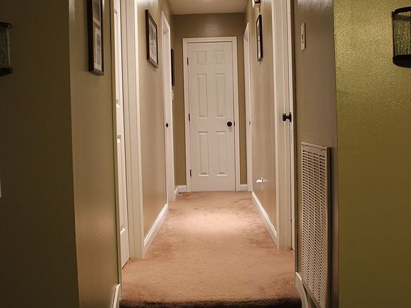 Hall with linen closet at en