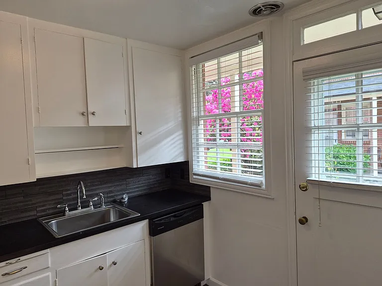 Broadmoor Manor — Photo 109