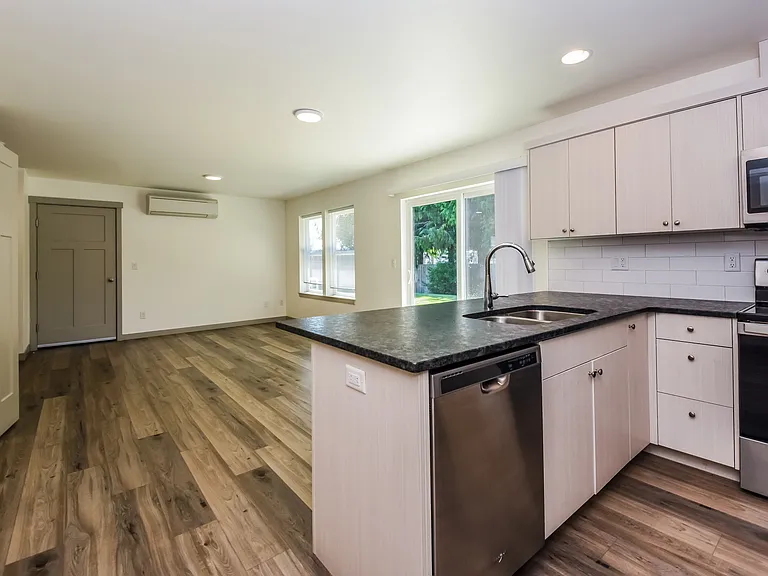 2046 Aaron Dr — Photo 11