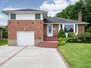 69 Gate Ln, Levittown, NY 11756