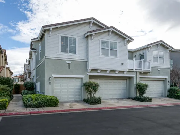 367 N Raphael Ln, Clovis, CA 93611