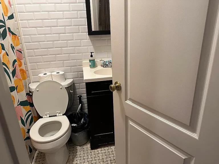 214 21st St #4R — Photo 9