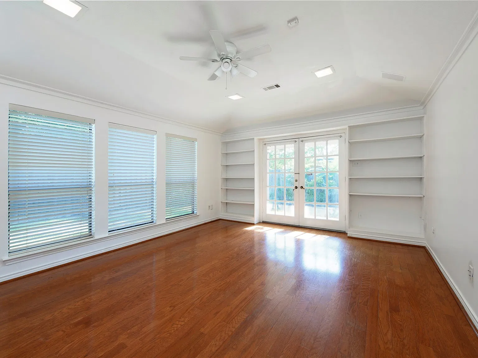 3 bed, 2.5 bath, 2431 sqft, $3,150 — Photo 4