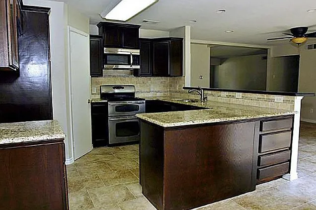 611 Stardust Ln — Photo 4