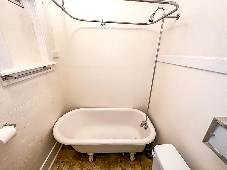 Regis Apartments — Photo 11