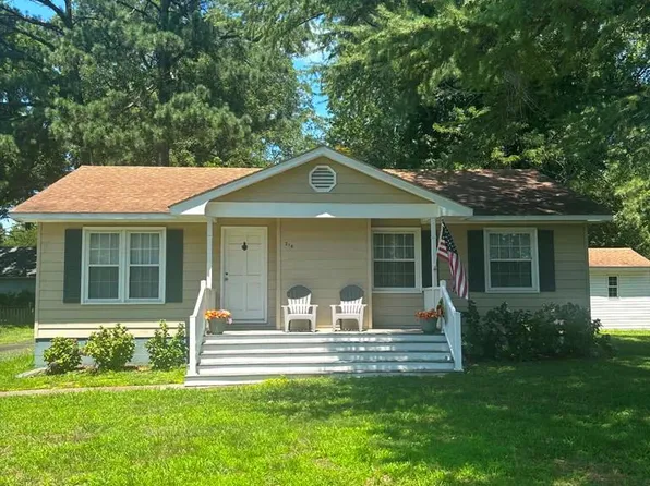 216 Claybrook Ave, Kilmarnock, VA 22482