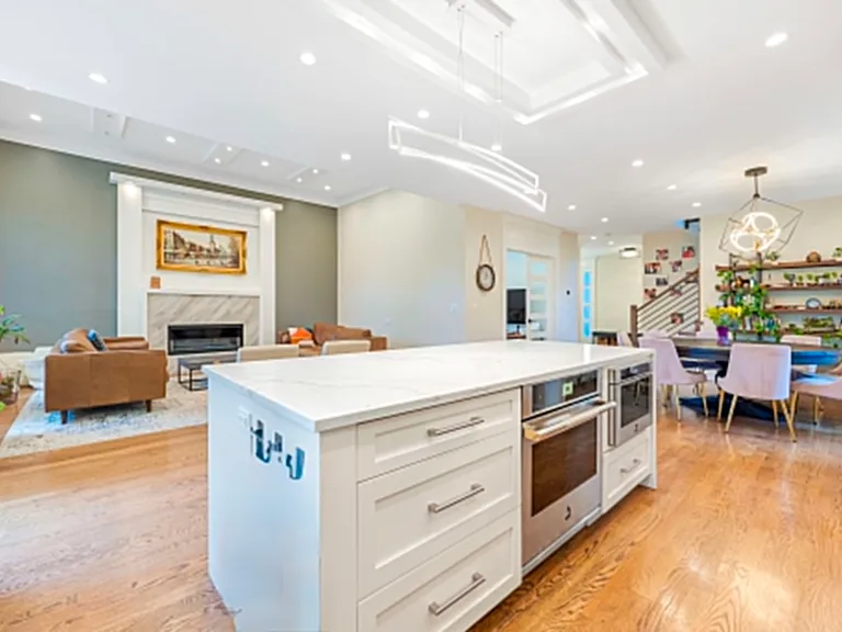 70 Columbus Dr — Photo 3