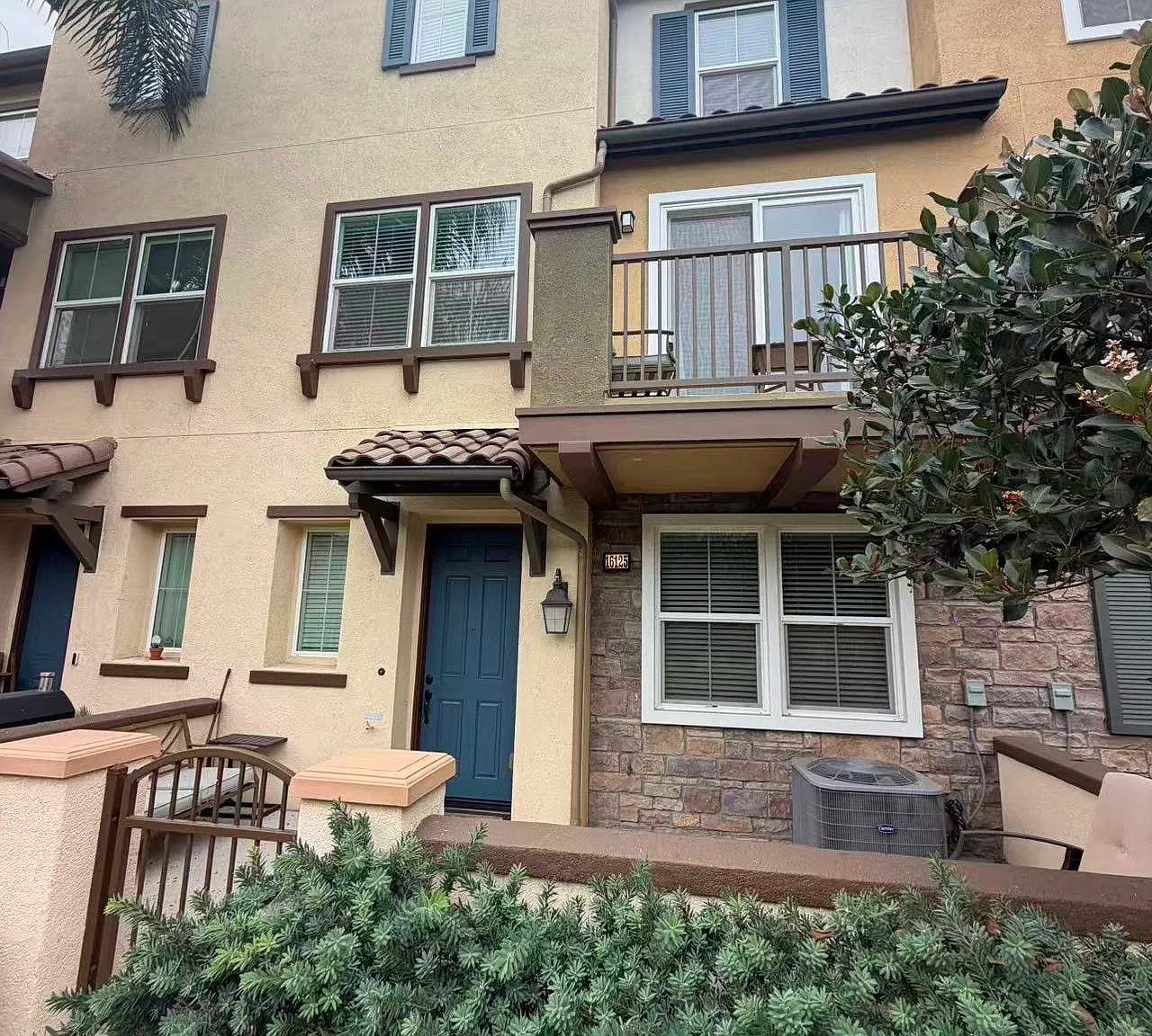 3 bed, 3.5 bath, 1672 sqft, $3,450 — Photo 2