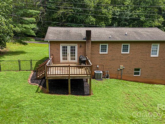 5th image of 2970 Lake Dr