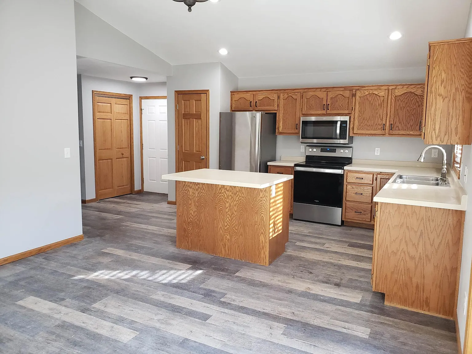 3 bed, 2800 sqft, $2,900 — Photo 3