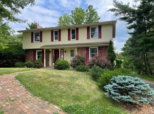 1559 King Charles Dr, Pittsburgh, PA 15237