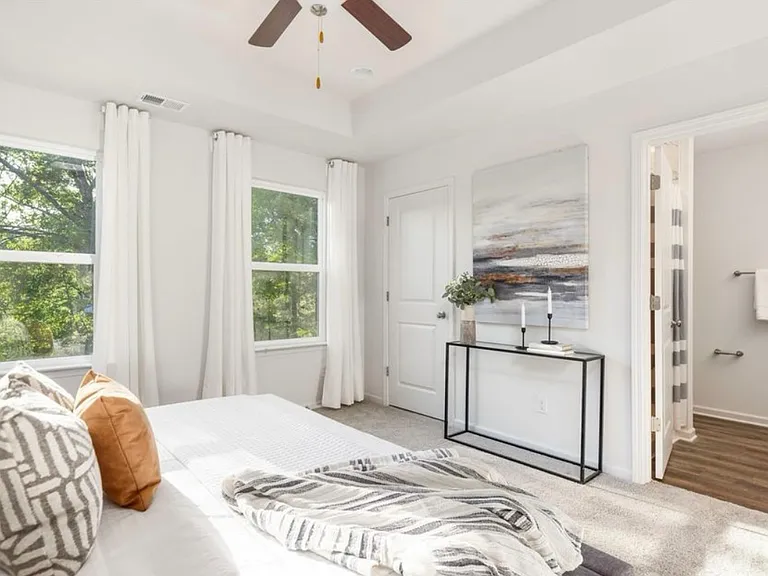 2633 Capitol Dr — Photo 11