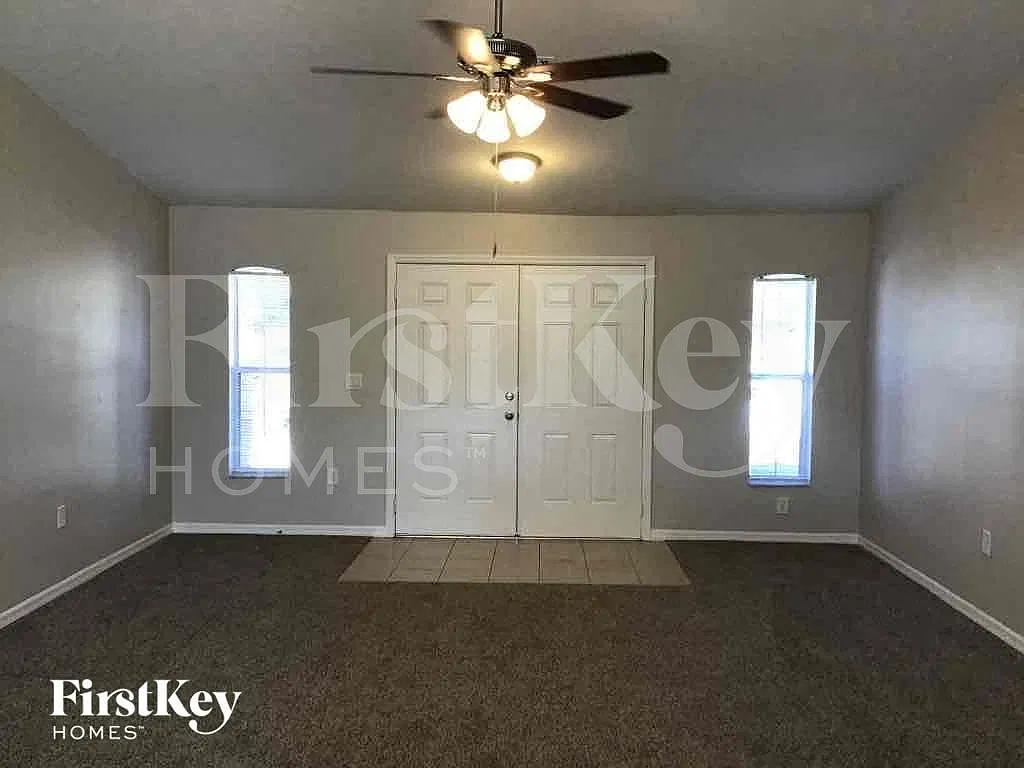 4 bed, 2.0 bath, 1772 sqft, $2,305 — Photo 2