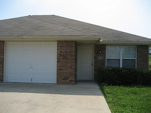 2nd image of 215 NW Woodbury Dr