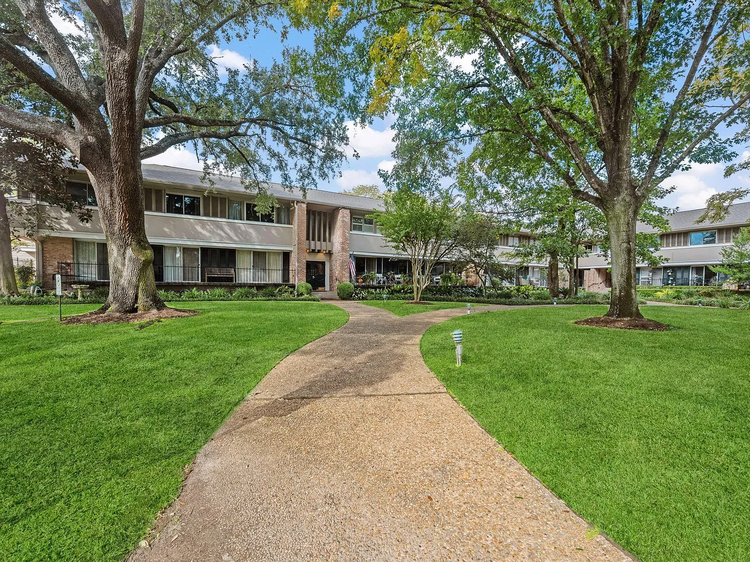 2 bed, 2.0 bath, 1402 sqft, $2,100 — Photo 2