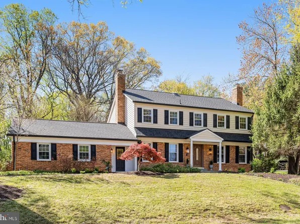 10305 Hunt Country Ln, Vienna, VA 22182