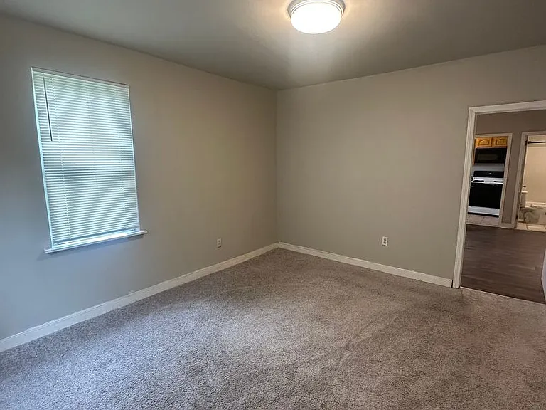 412 E Walnut Ln — Photo 7