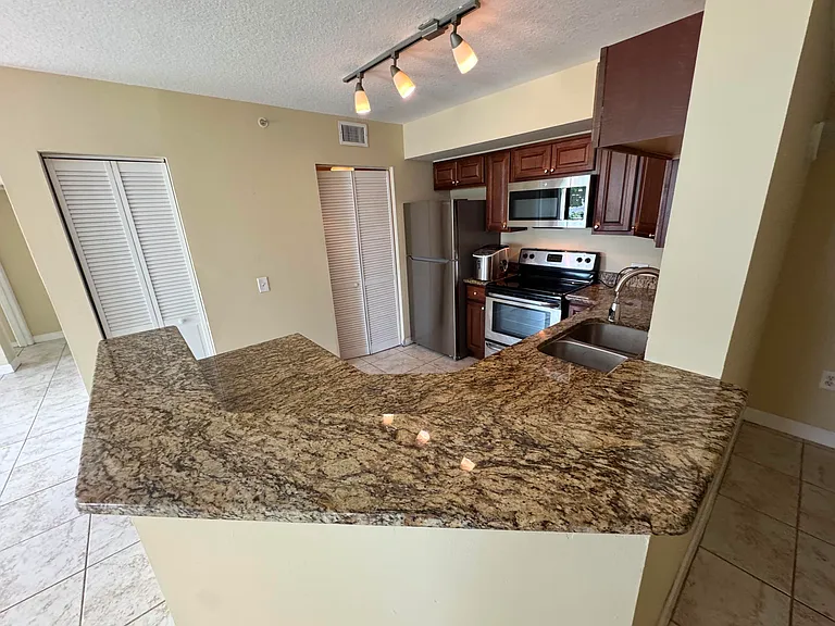 201 Villa Cir #201 — Photo 6